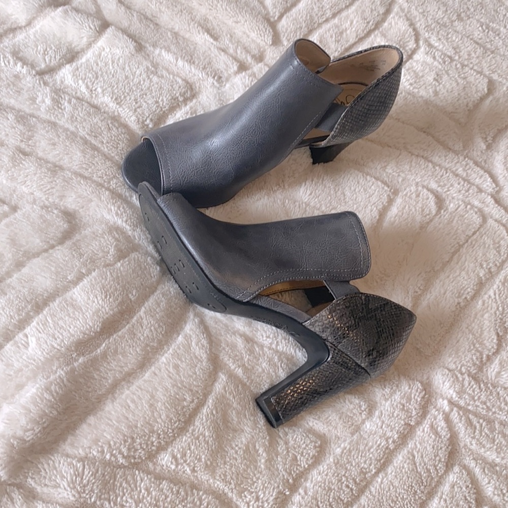 I am selling these life stride high heel/snake skin booties for only $25